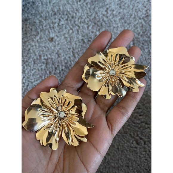 Big gold Flower earrings studs large huge floral statement chunky gold studs - Picture 5 of 8
